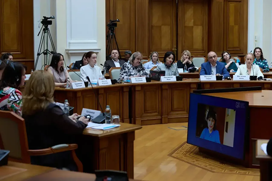 Участники конгресса за столом